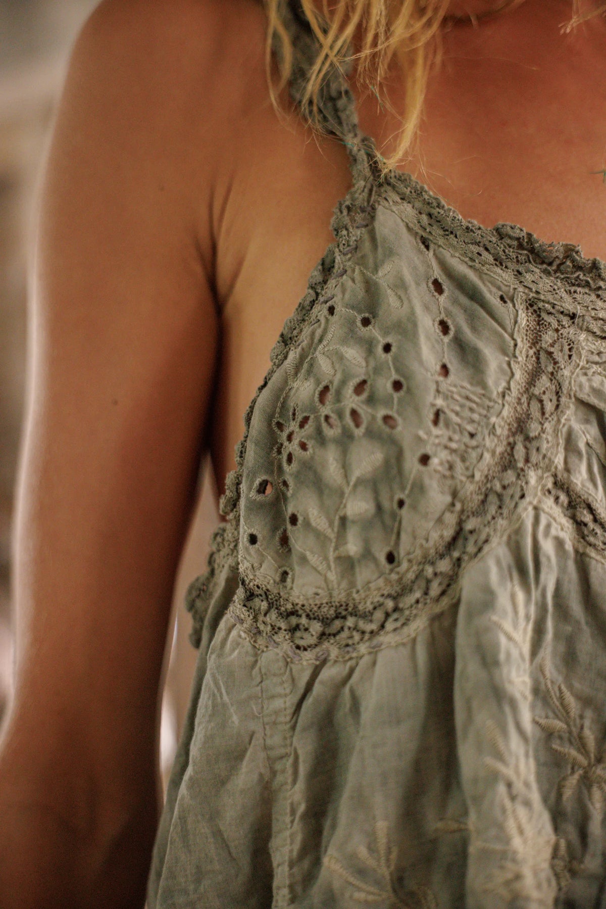 Ösen-Clementine-Tanktop in Seegrün-Grau 