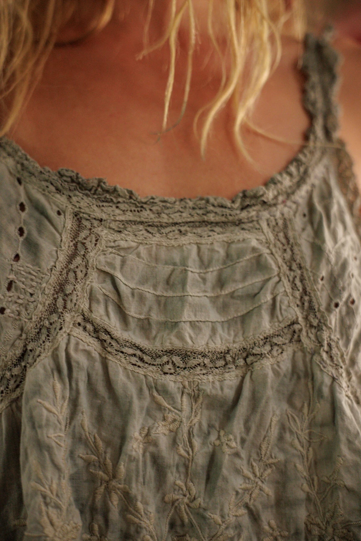 Ösen-Clementine-Tanktop in Seegrün-Grau 
