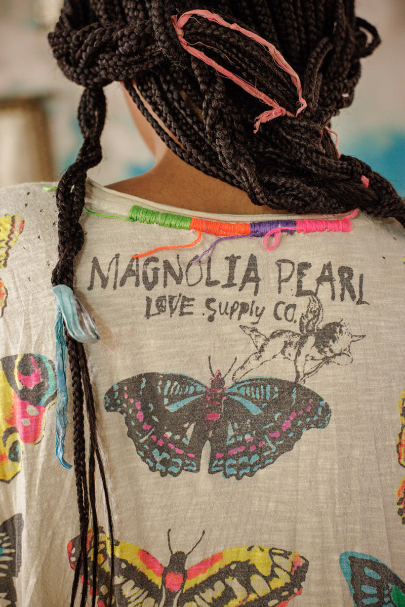 Vol de la robe T papillon au-dessus de l'arc-en-ciel  - Image 7