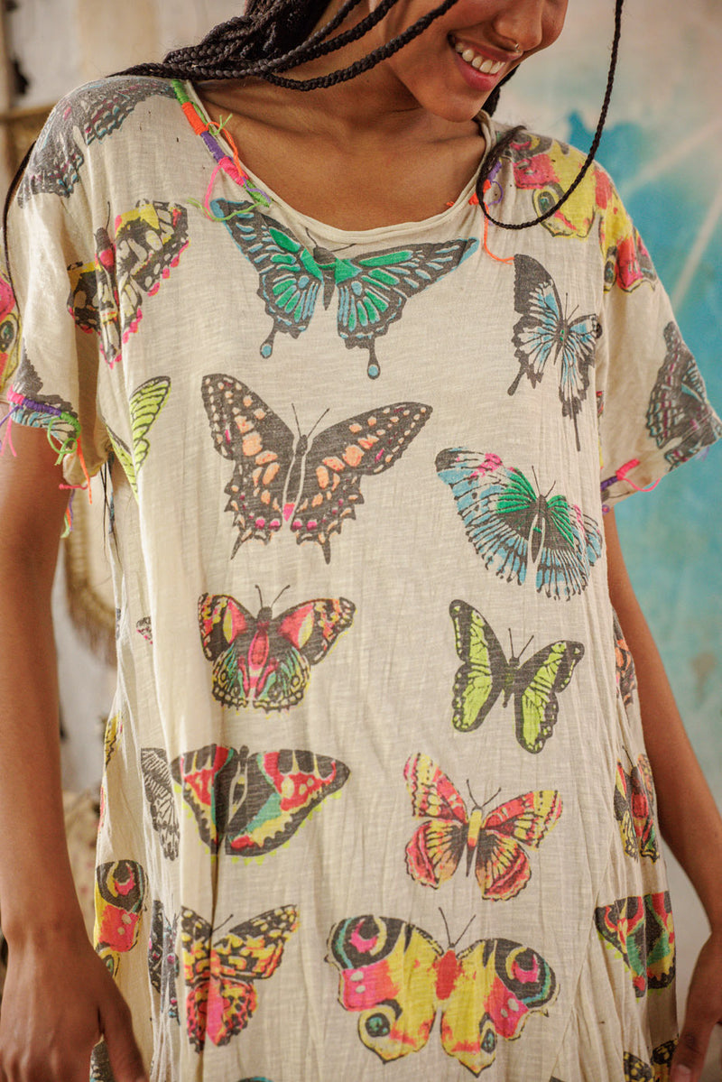 Vol de la robe T papillon au-dessus de l'arc-en-ciel  - Image 3