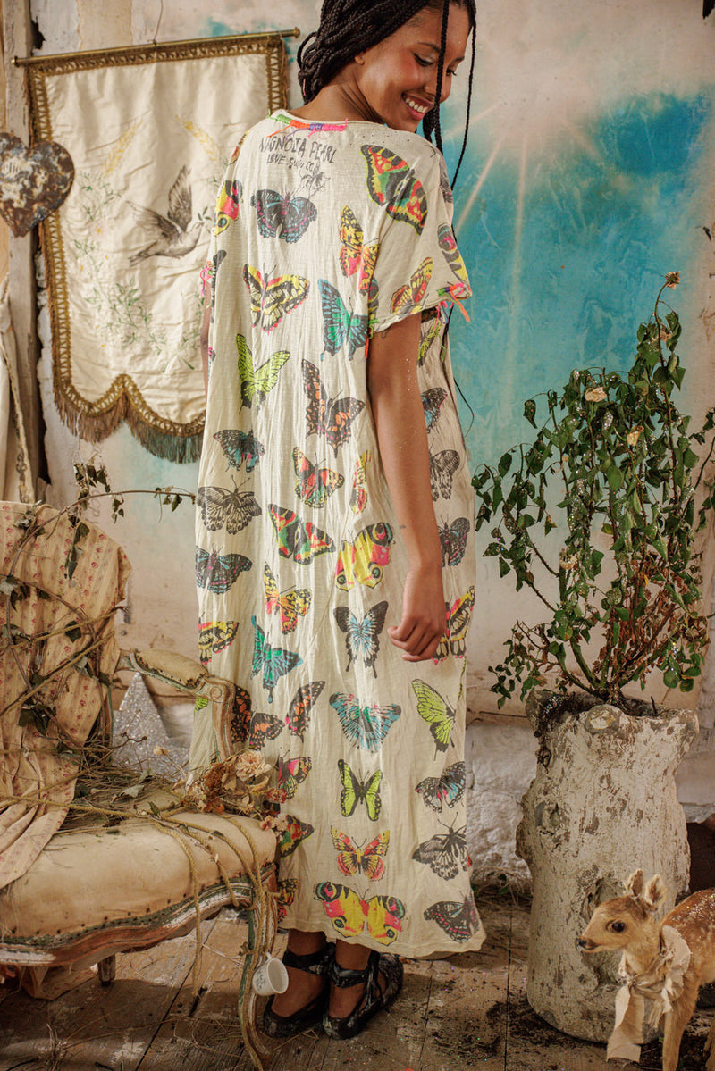 Vol de la robe T papillon au-dessus de l'arc-en-ciel  - Image 5