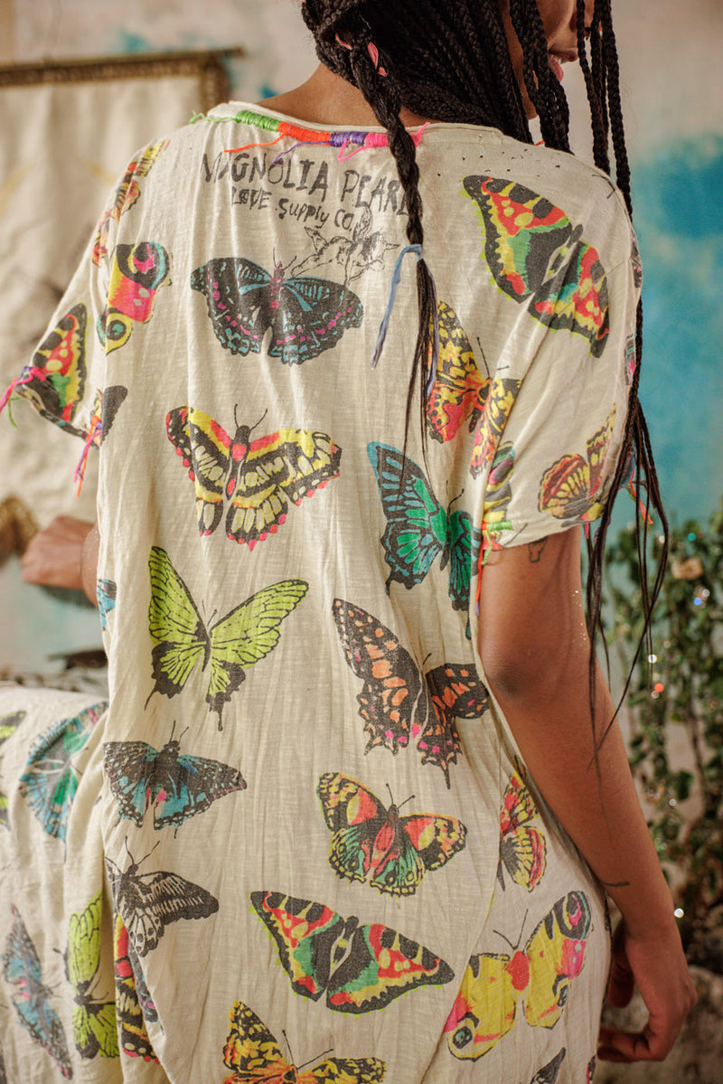 Vol de la robe T papillon au-dessus de l'arc-en-ciel  - Image 6