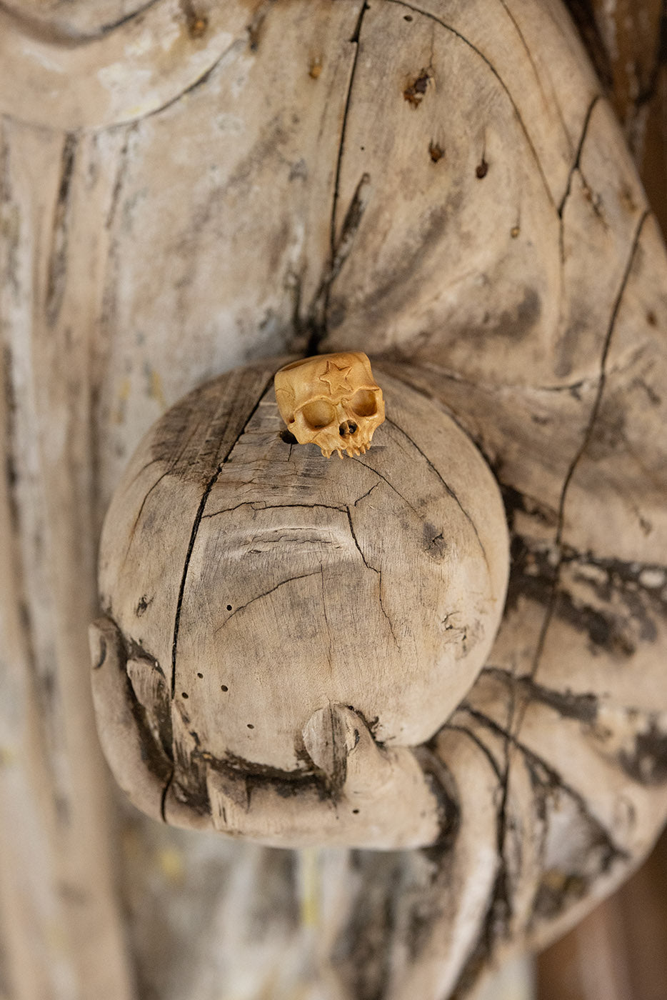 Fermacravatta a forma di teschio in legno di sandalo 