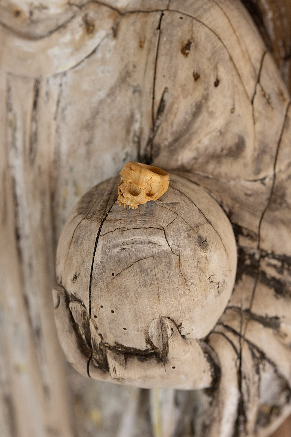 Fermacravatta a forma di teschio in legno di sandalo 