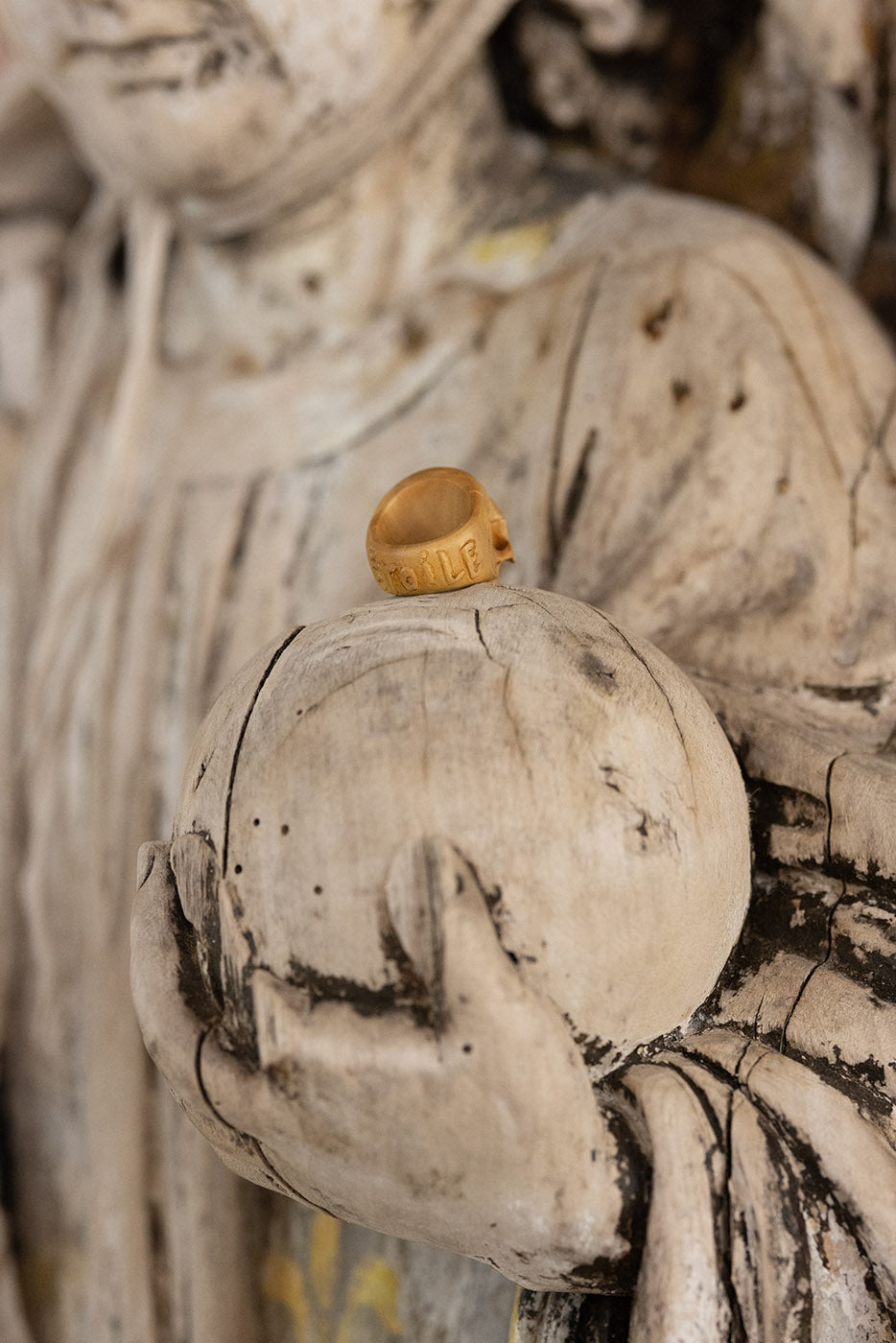 Diapositive de foulard en forme de crâne en bois de santal 