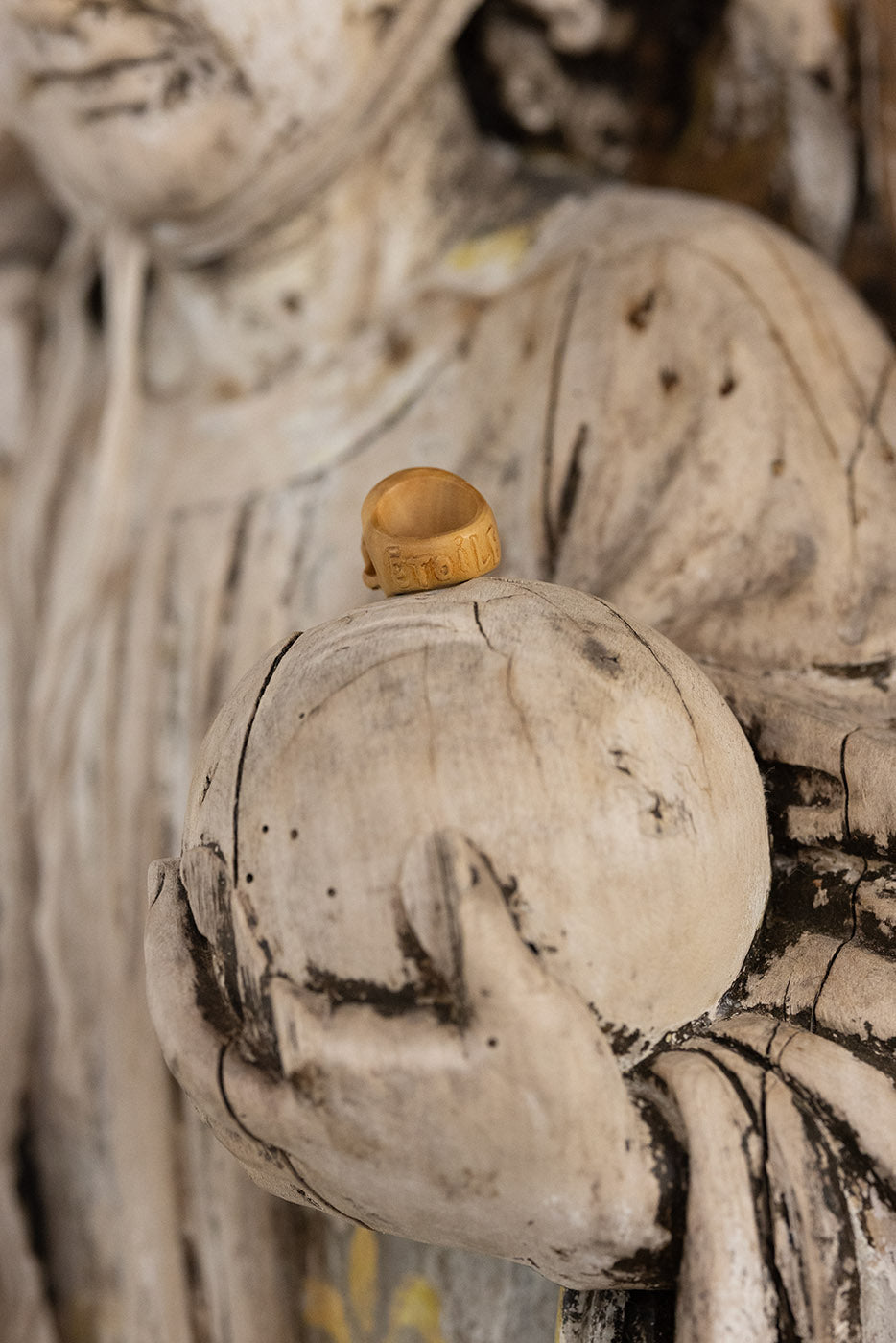 Fermacravatta a forma di teschio in legno di sandalo 