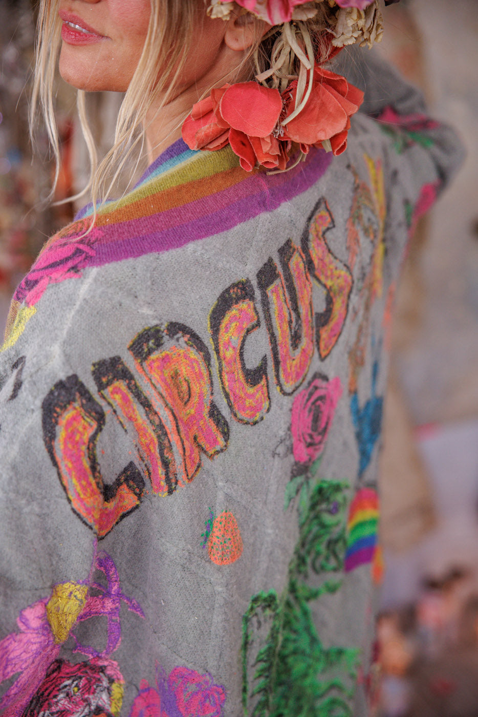 Кимоно с кабелен плетен графичен дизайн в цвят гълъбово пепел 