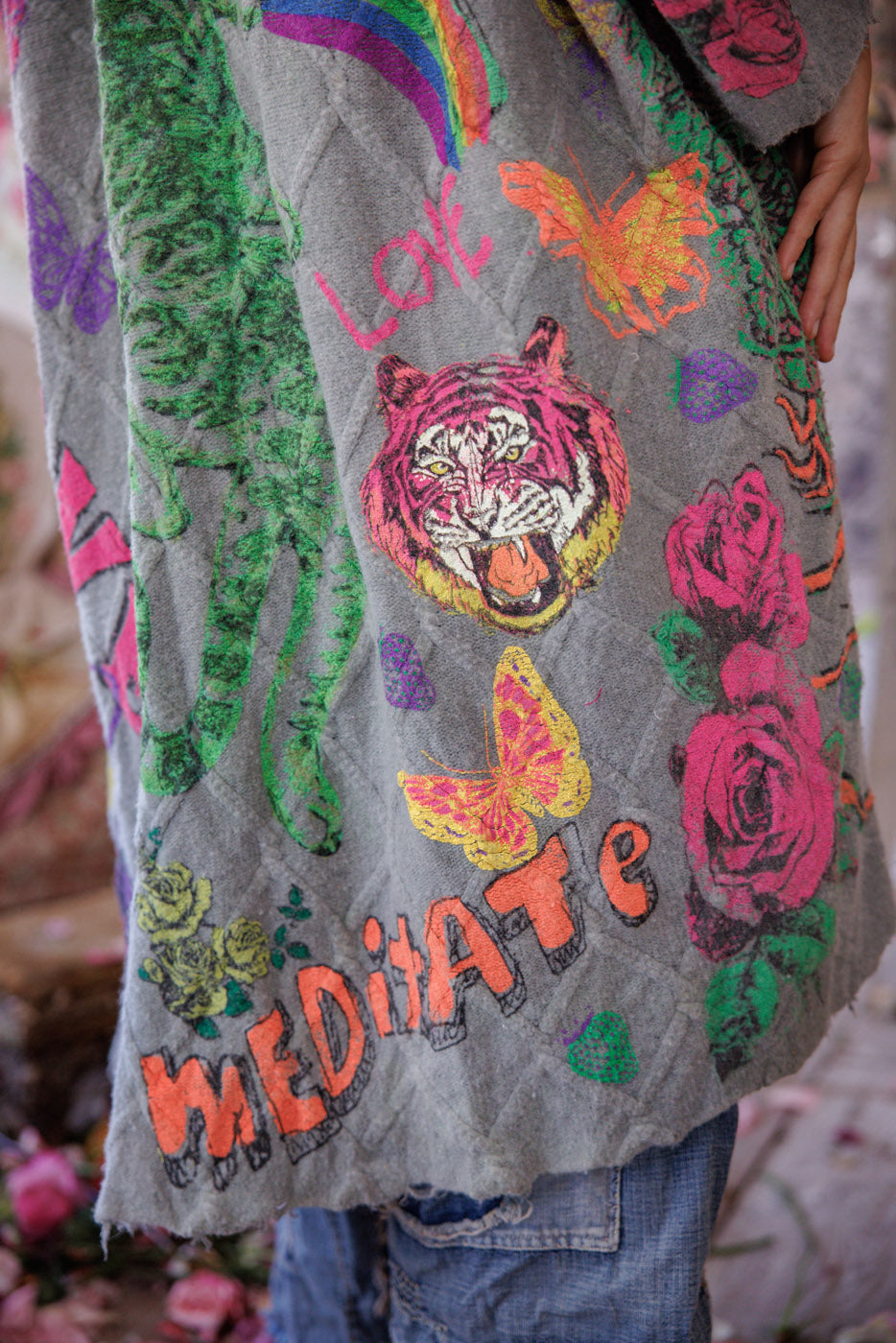 Кимоно с кабелен плетен графичен дизайн в цвят гълъбово пепел 