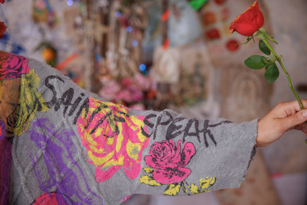 Кимоно с кабелен плетен графичен дизайн в цвят гълъбово пепел 